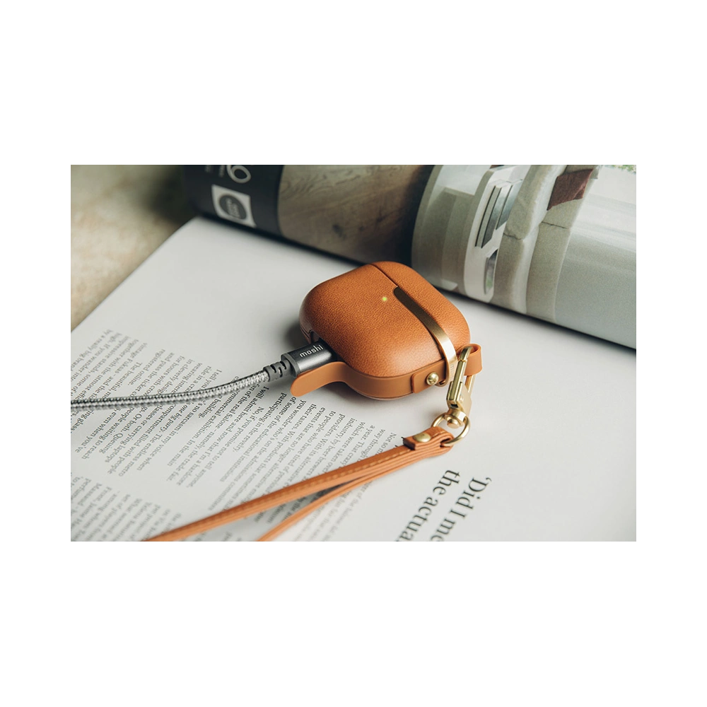 Etui Moshi Pebbo Luxe Apple AirPods 3 z odpinanym paskiem na rękę (Caramel Brown)