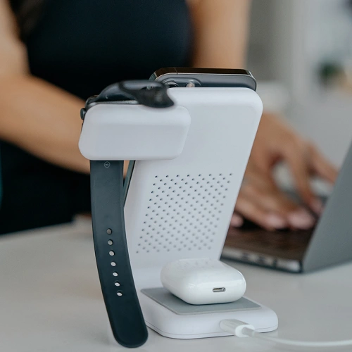 Kup Kabelloses Ladegerät STM ChargeTree Swing 3in1 für Apple iPhone, AirPods und Watch (weiß) - STM31 - {ean13} - Sklep Home Screen