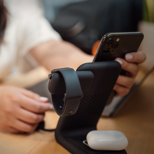 Kup Încărcător wireless STM ChargeTree Swing 3w1 pentru Apple iPhone, AirPods și Watch (negru) - STM32 - {ean13} - Sklep Home Screen