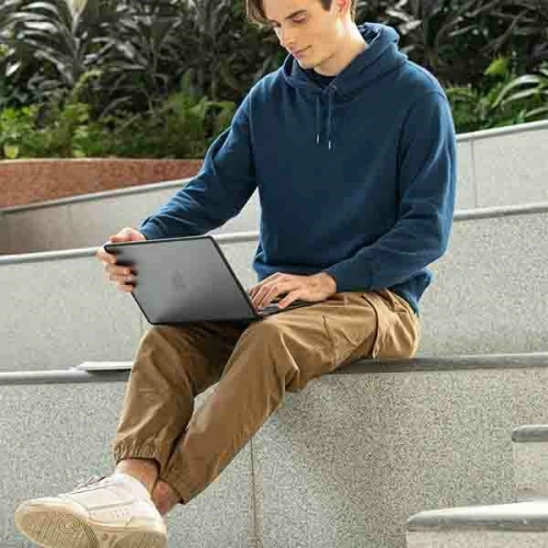 Kup Etui UNIQ Venture Apple MacBook Air 13 (2018 - 2022) czarny/midnight black - UNIQ877 - {ean13} - Sklep Home Screen