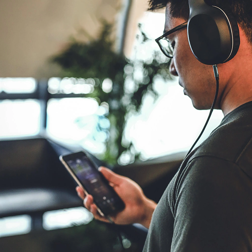 Kabel audio kątowy UGREEN AV112 AUX 2x mini jack 3,5mm 1m niebieski