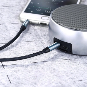 Kabel audio kątowy UGREEN AV112 AUX 2x mini jack 3,5mm 1,5m niebieski