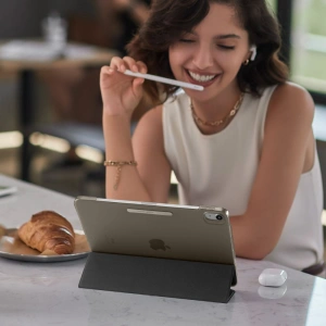 Kup Etui ESR Ascend Trifold Apple iPad Air 10.9 2020/2022 (4. i 5. generacji) / iPad Air 11 2024 (6. generacji) Frosted Black - ESR769 - {ean13} - Sklep Home Screen