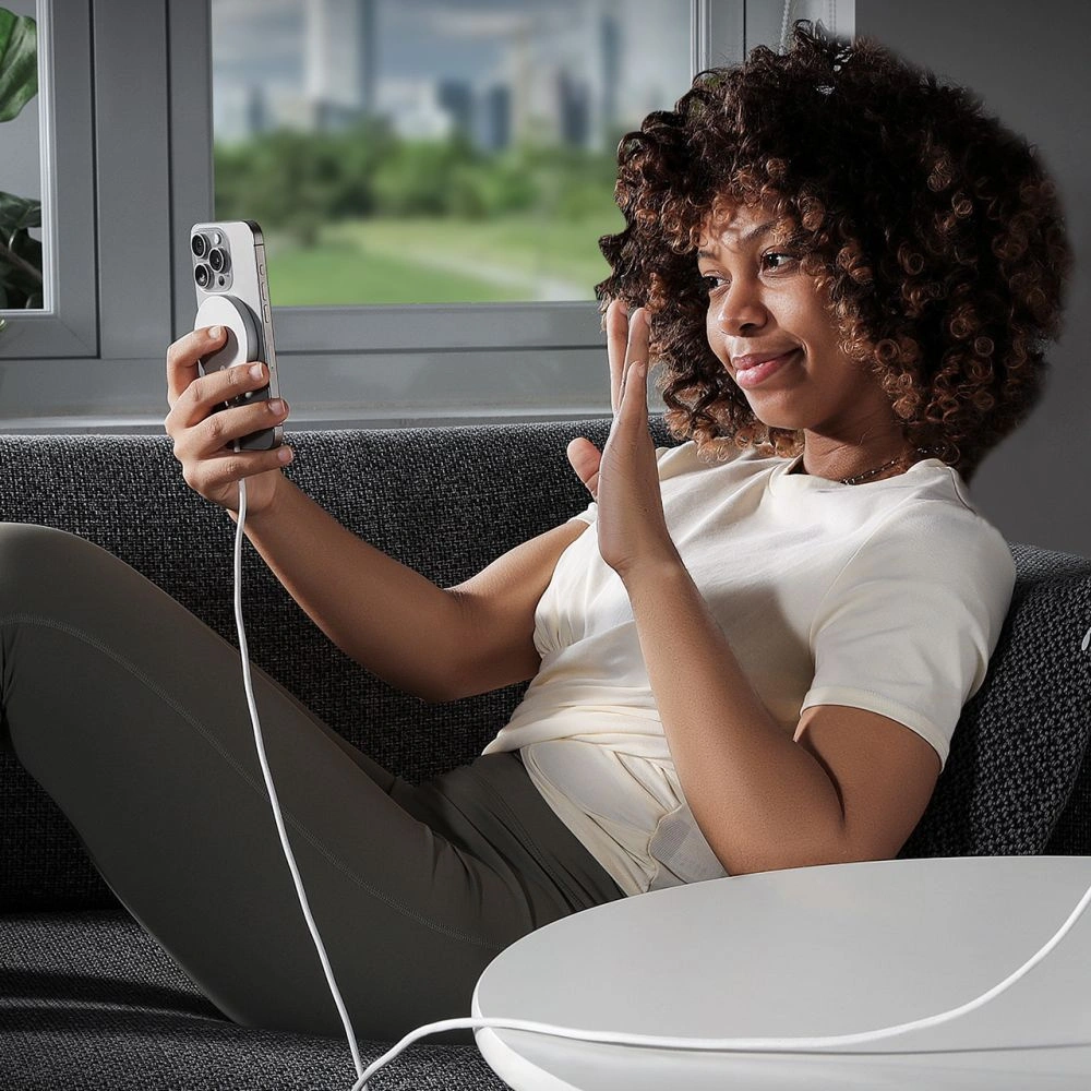 Ładowarka indukcyjna ESR HaloLock QI2 Mini Magnetic MagSafe wireless charger 15W Silver