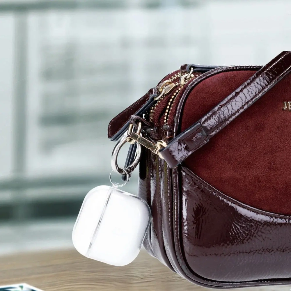 Elastyczne etui z karabińczykiem Bizon Case Headphone Clear do Apple AirPods 4 przezroczyste