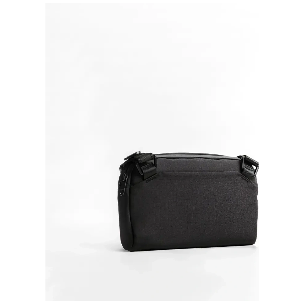 Torba UNIQ Arden Sling 2L czarny