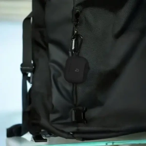 Silikonowe etui z karabińczykiem Bizon Case Headphone Silicone do Apple AirPods 4 czarne