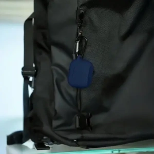 Silikonowe etui z karabińczykiem Bizon Case Headphone Silicone do Apple AirPods 4 granatowe