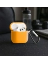 Silikonowe etui z karabińczykiem Bizon Case Headphone Silicone do Apple AirPods 4 marchewkowe