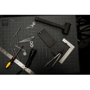 X-Doria Apple Aluminiumhülle Defense Lux iPhone SE 2022/SE 2020/8/7 (Falltest 3m) (Schwarze Kohlefaser)