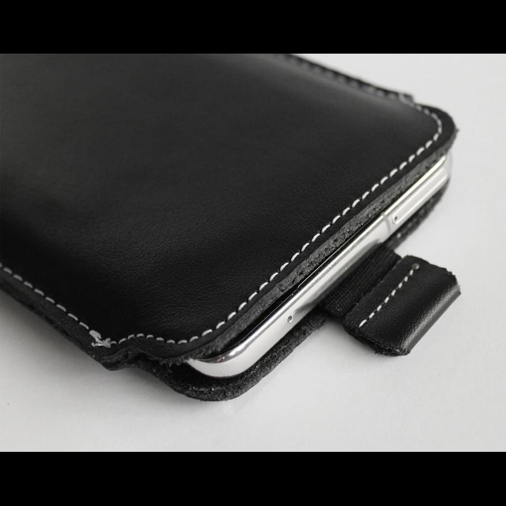 LURESKO LILLA XXL Lederhülle für Handys 5,8' - 6,1' (schwarz glatt mit weißen Nähten) - 8