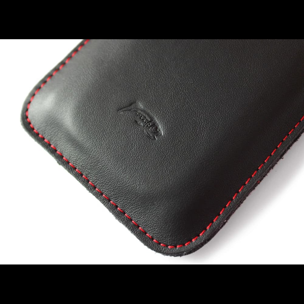 LURESKO LILLA XXXL Lederhülle für Telefon 6,5' - 6,9' (glattes Schwarz mit rotem Faden) - 10