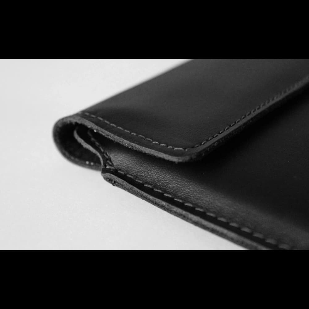 LURESKO CLAYER XXL Lederhülle für Tablet 313 x 222 x 9mm (glattes Schwarz mit schwarzem Faden) - 3