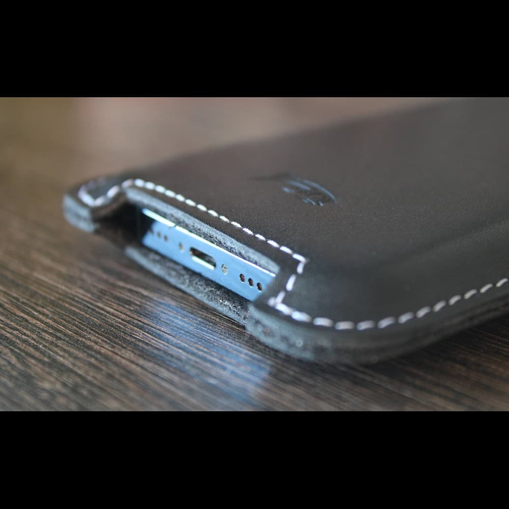 LURESKO SOFIJA XXXL Lederhülle universell mit einem Riemenverschluss (schwarz glatt mit weißen Nähten) - 6