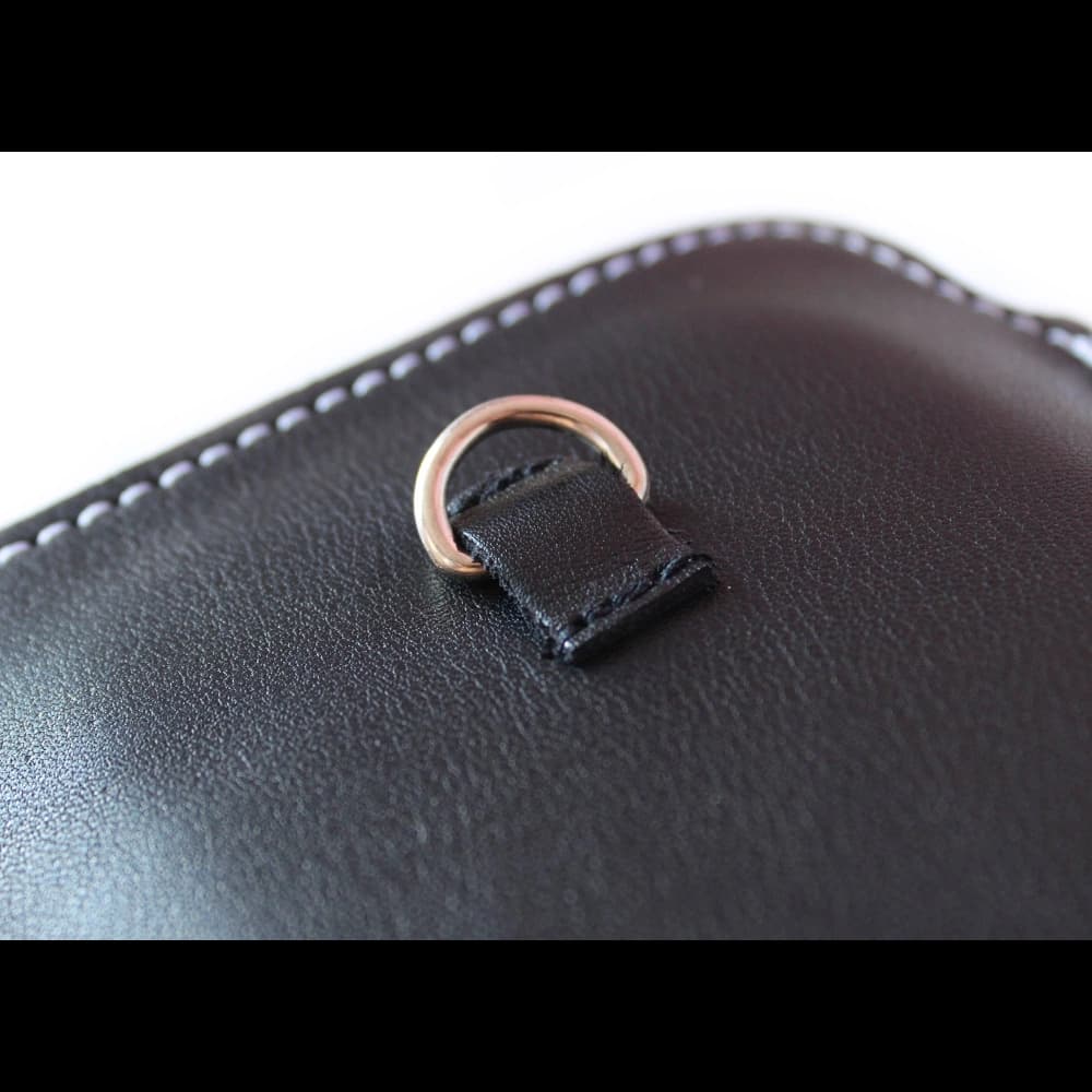 LURESKO NEUE ASTER XXXL universelle Lederhülle mit Schlaufe für ein Band für Handys 6,5' - 6,9' (schwarz glatt mit weißen Nähten) - 10