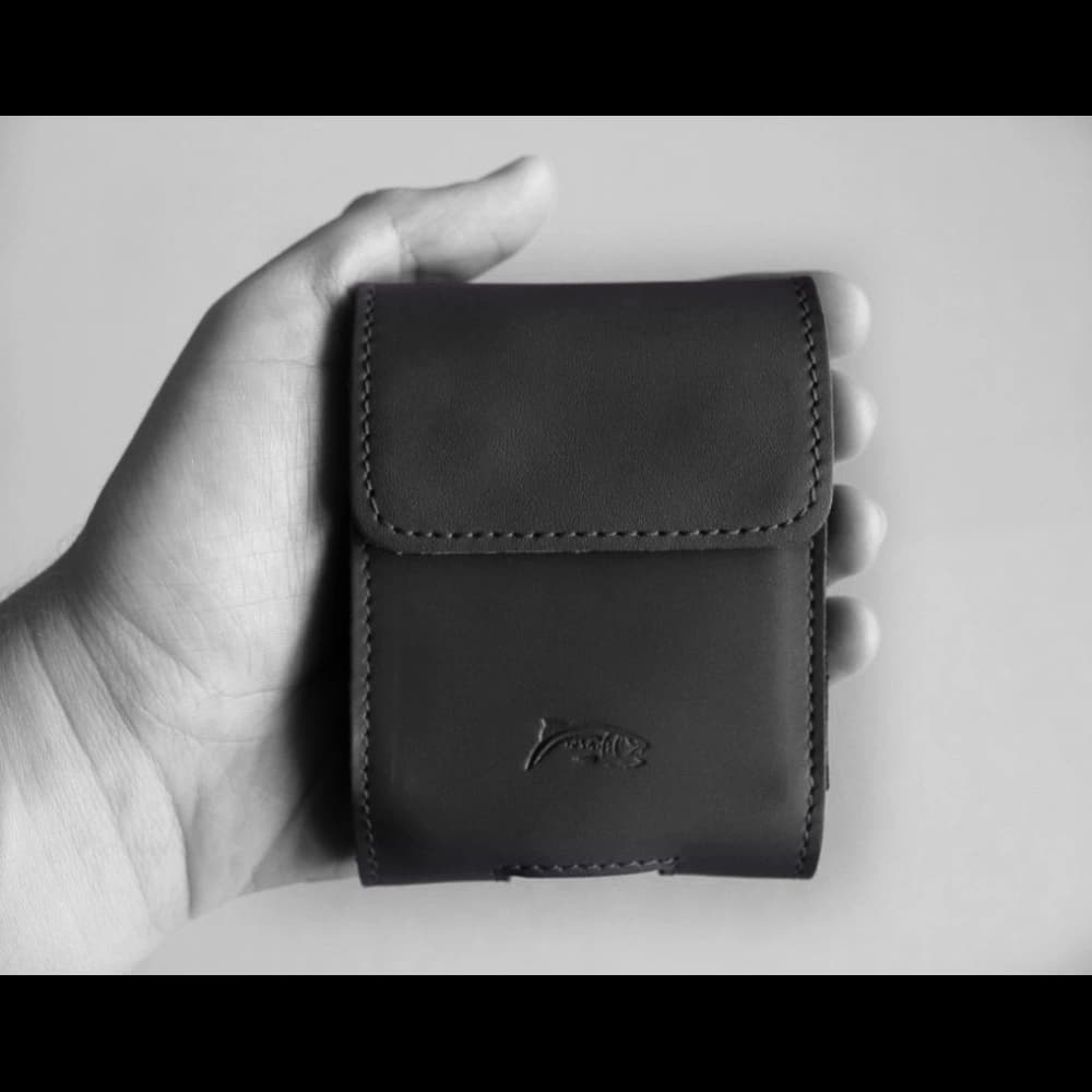 LURESKO HECTOR FLIP M Lederhülle für Hals / Gürtel / Schlaufe für Flip-Modelle (schwarz glatt mit schwarzen Nähten) - 4