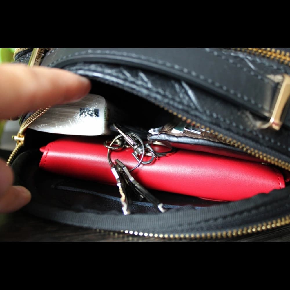 LURESKO ELLA XXL Leder-Schutzhülle für das Telefon - 170x85x12 / für Handtasche Rucksack (schwarz mit rotem Faden) - 10