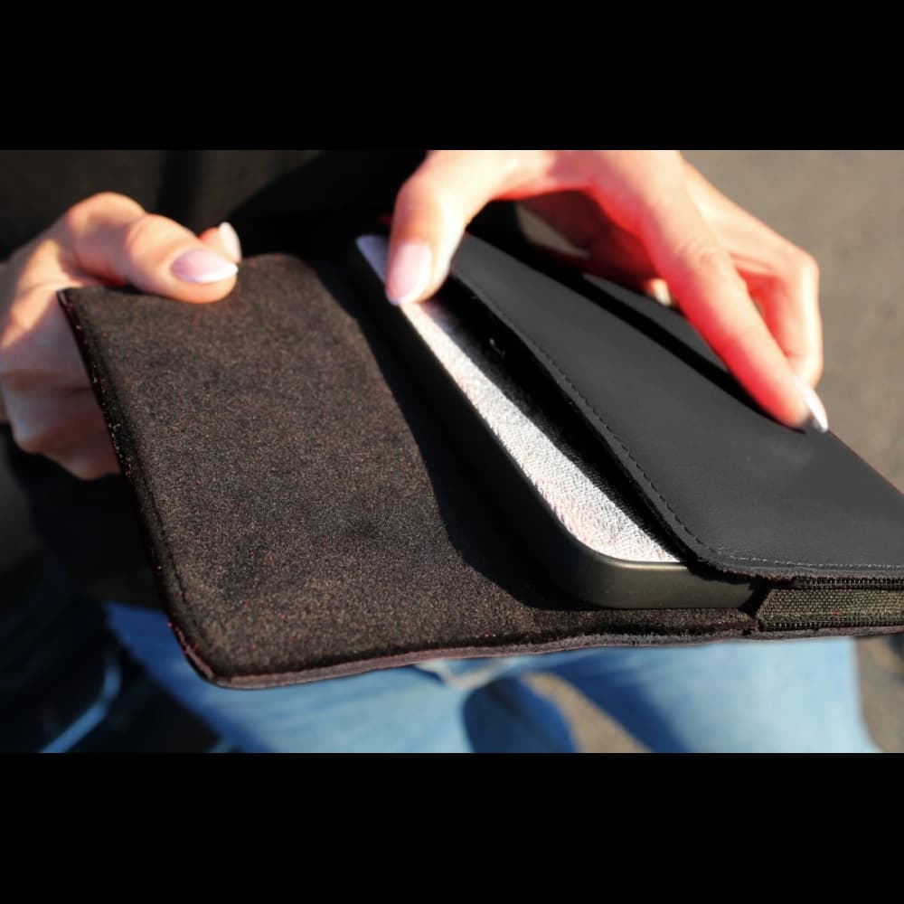 LURESKO ELLA XXL Leder-Schutzhülle für das Telefon - 170x85x12 / für Handtasche Rucksack (schwarz mit rotem Faden) - 12