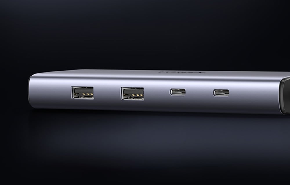 Zbliżenie na dwa porty USB-A i dwa porty USB-C w hubie UGREEN na ciemnym tle.