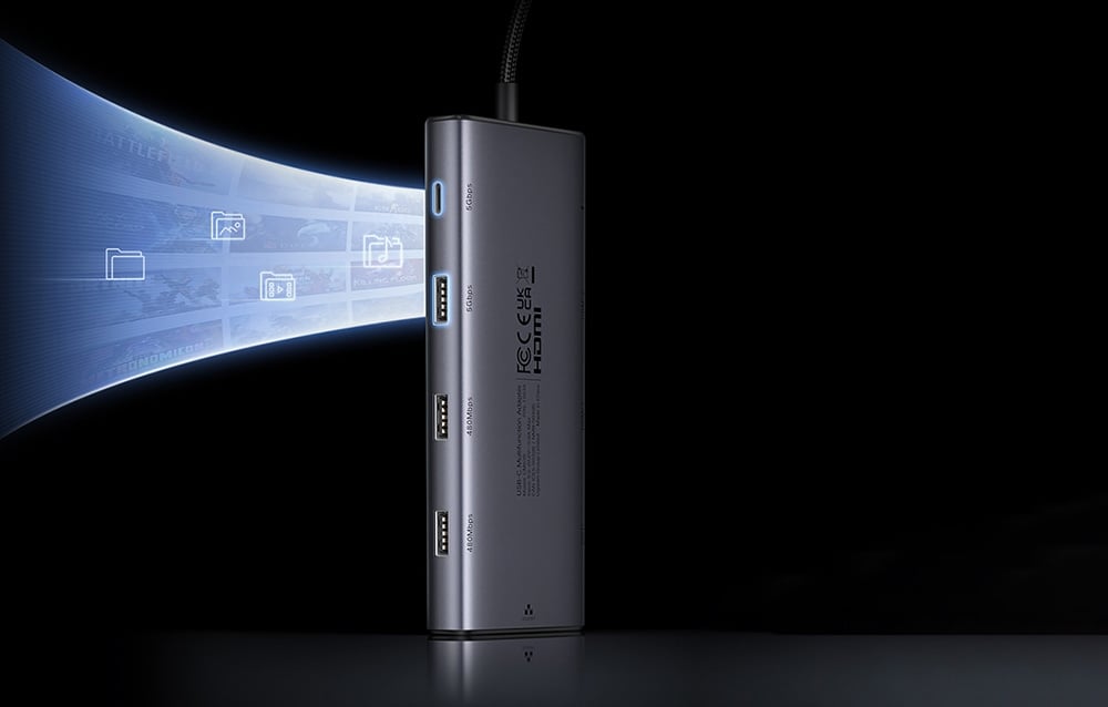 Pionowo ustawiony hub UGREEN z symbolicznie przedstawionym przesyłaniem danych przez porty USB.