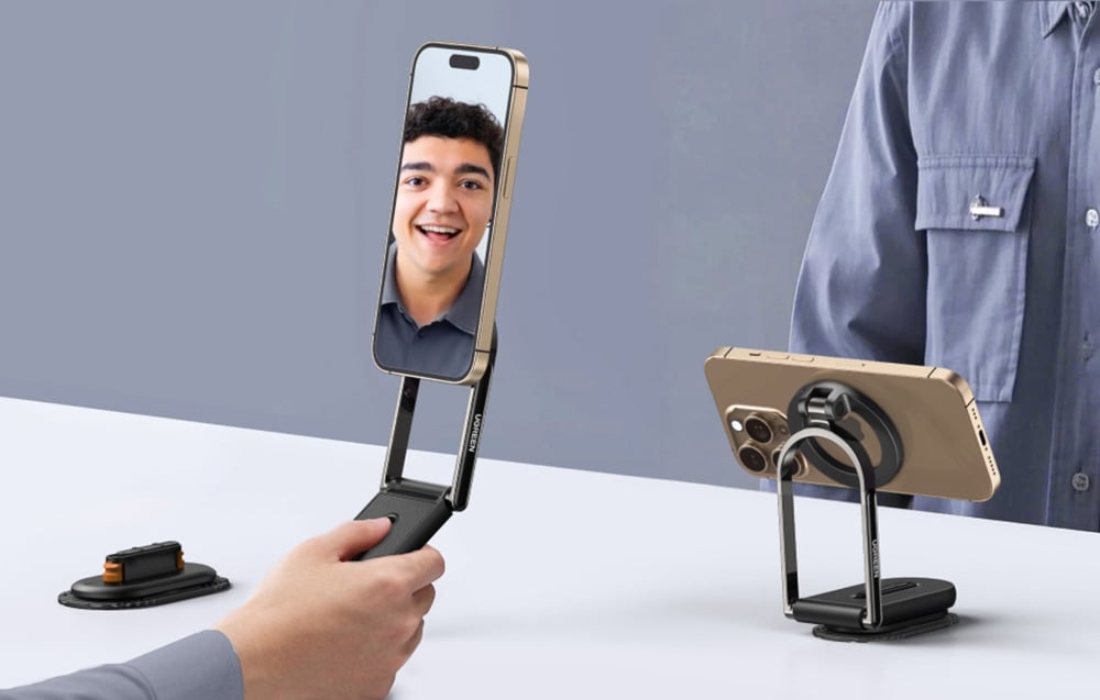 mężczyzna prowadzi wideorozmowę trzymając smartfona w uchwycie magnetycznycm