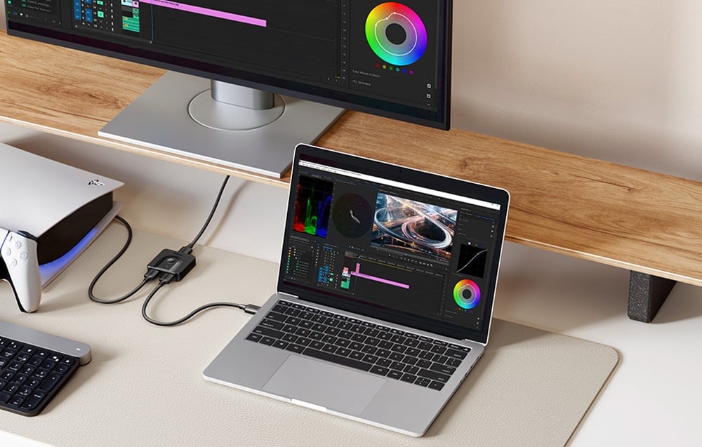 laptop podpięty do konsoli i monitora