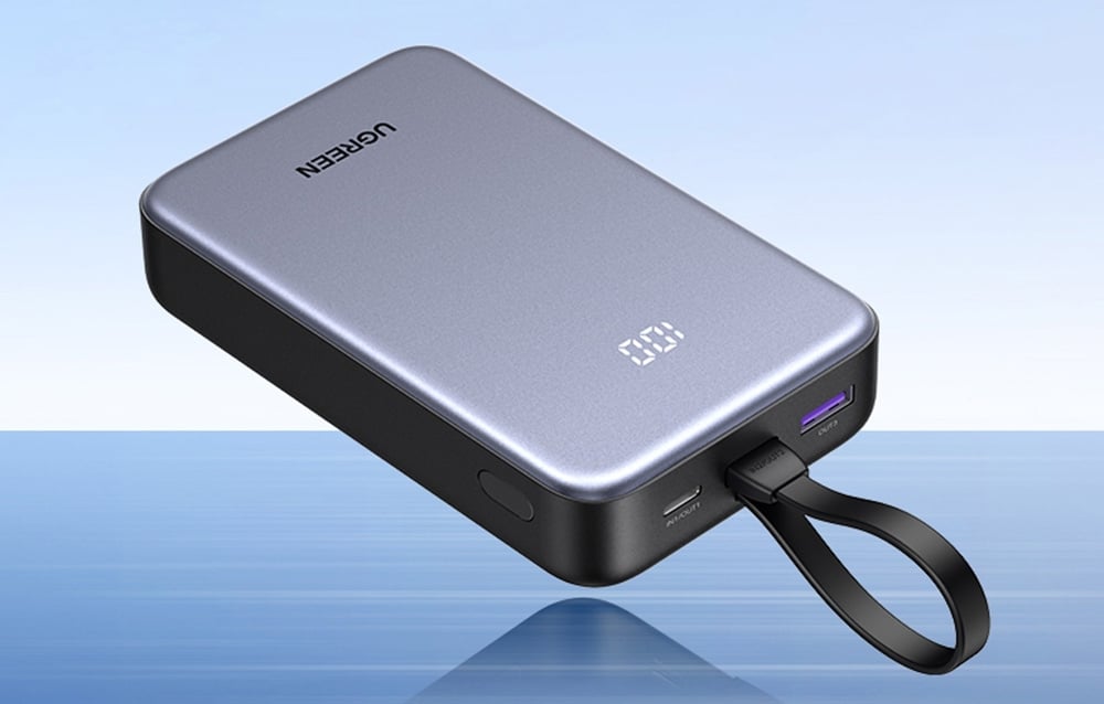 powerbank ugreen na niebieskim tle przechylony w lewo 