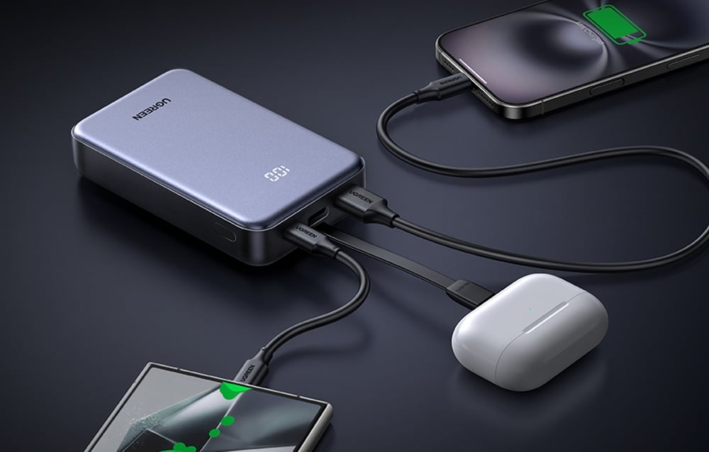 powerbank ugreen ładuje dwa telefony i słuchawki