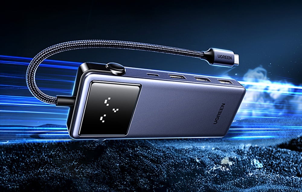 Hub UGREEN z wyświetlaczem LED i przewodem USB-C unoszący się na dynamicznym tle z niebieskimi smugami.