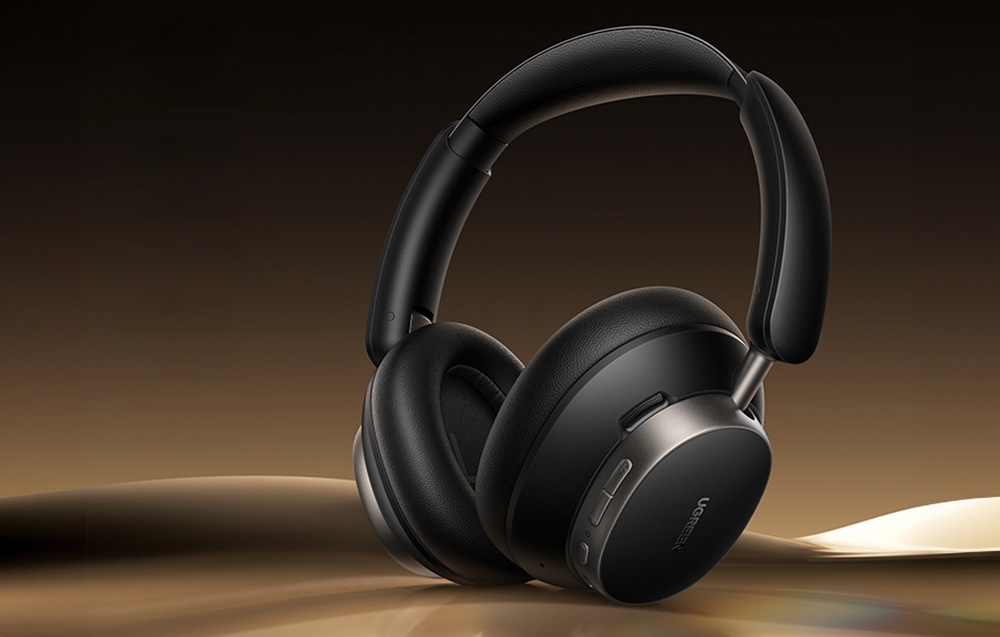 Czarne słuchawki nauszne Ugreen HP206 Studio Pro  stoją na nowoczesnym brązowym tle