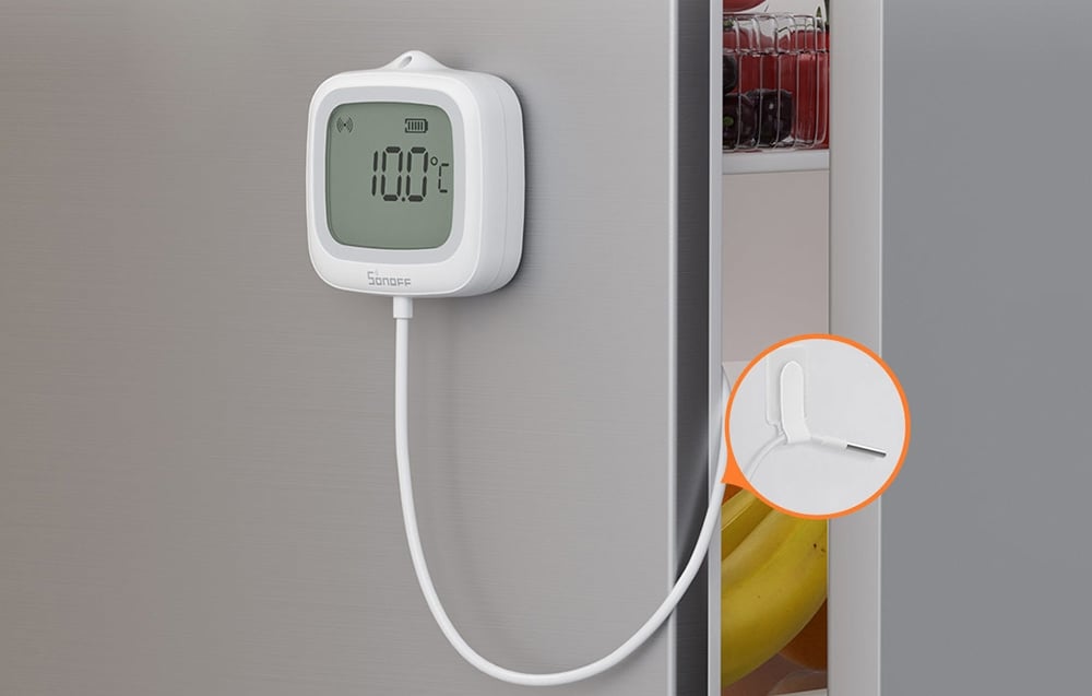  Termometr cyfrowy zamontowany na drzwiach lodówki z sondą umieszczoną wewnątrz.