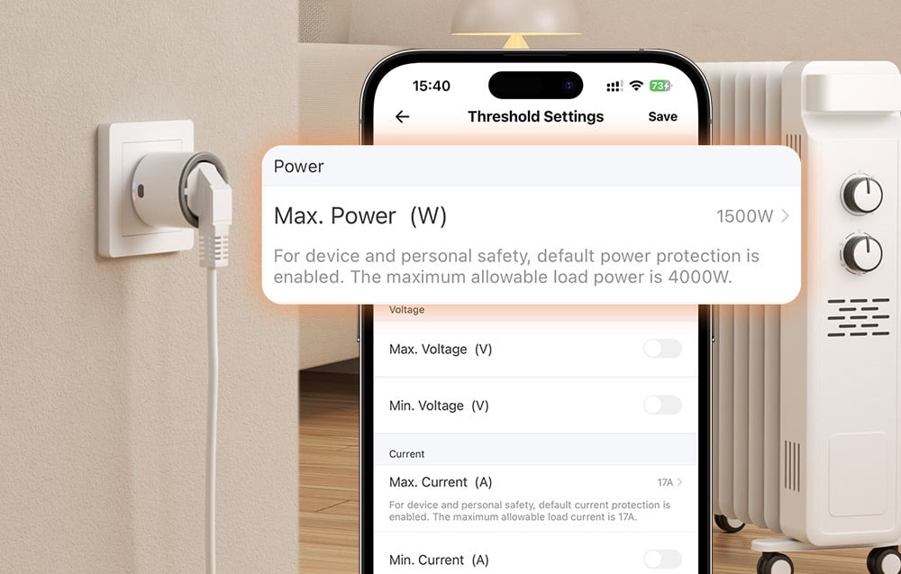 Smartfon wyświetlający aplikację ustawień progowych mocy z widocznymi parametrami elektrycznymi i gniazdkiem w tle