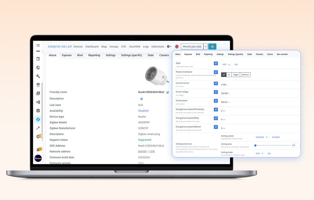 Laptop z otwartą aplikacją webową do zarządzania urządzeniami Zigbee pokazującą konfigurację inteligentnego gniazdka