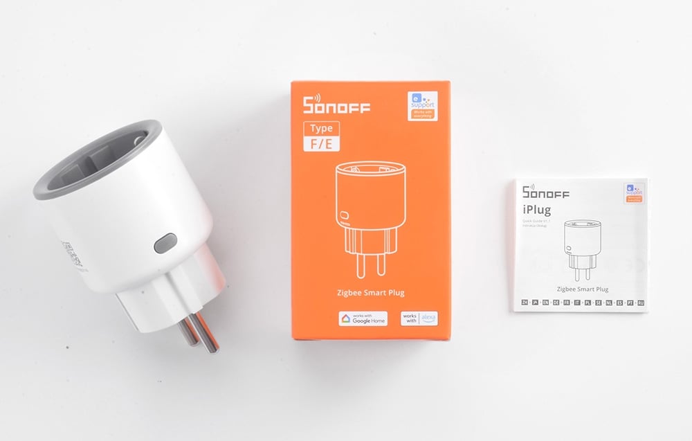 Białe inteligentne gniazdko SONOFF z opakowaniem i instrukcją obsługi na białym tle