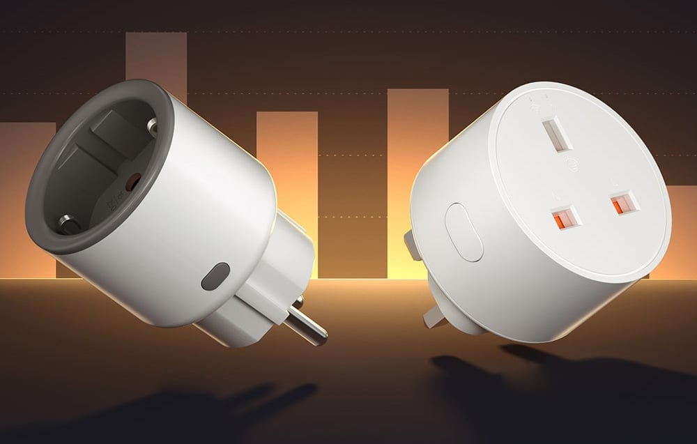Dwa białe inteligentne gniazdka SONOFF z wtyczkami europejskimi i brytyjskimi na tle z pomarańczowym wykresem