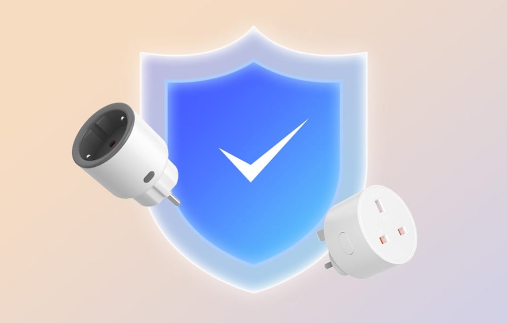 Kompozycja marketingowa z białymi inteligentnymi gniazdkami SONOFF i niebieską tarczą z symbolem bezpieczeństwa
