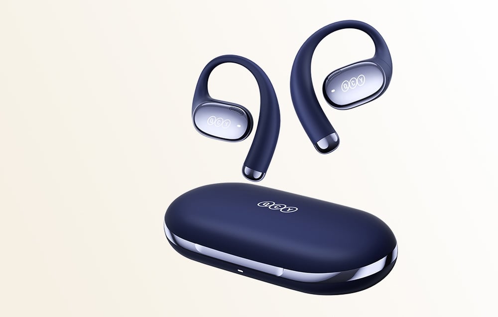 Dwie niebieskie słuchawki bezprzewodowe z zaczepiami za ucho unoszące się nad owalnym niebieskim etui ładującym.