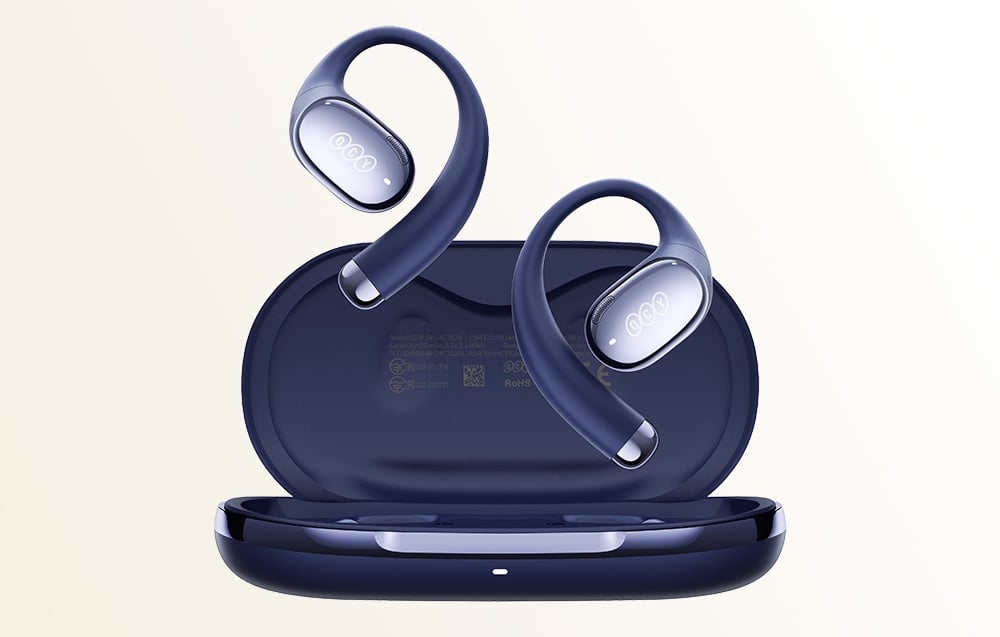 Niebieskie słuchawki bezprzewodowe z zaczepiami za ucho w otwartym etui ładującym, widoczne na jasnym tle.