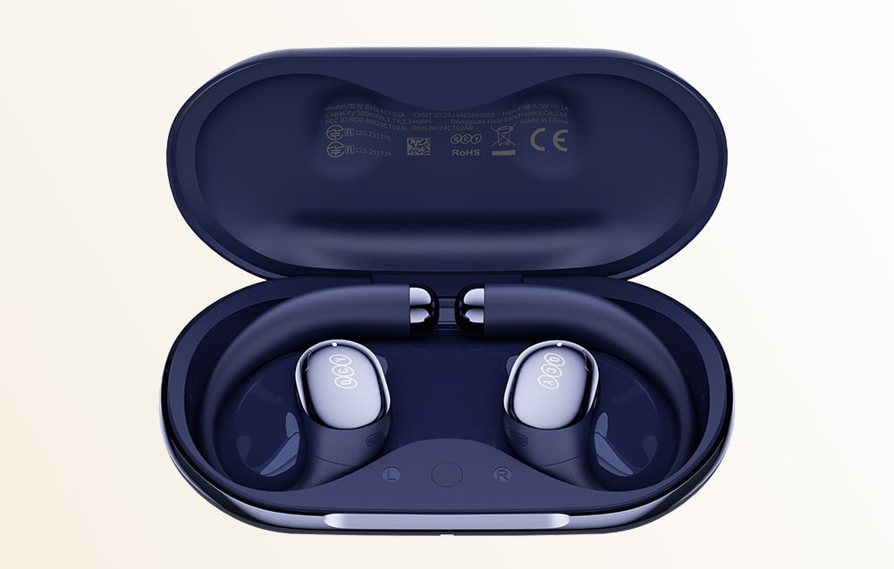 Wnętrze otwartego niebieskiego etui ładującego ze słuchawkami bezprzewodowymi z zaczepiami za ucho, widoczne oznaczenia L i R