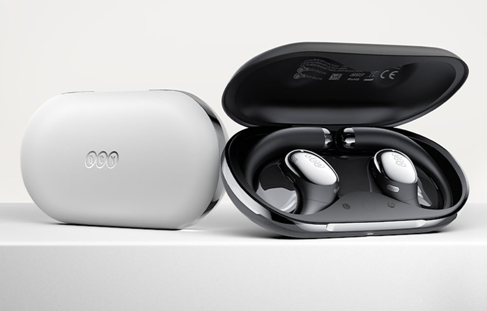 Białe etui ładujące ze słuchawkami bezprzewodowymi w kolorze czarno-srebrnym, jedno etui otwarte pokazujące dwie słuchawki douszne.