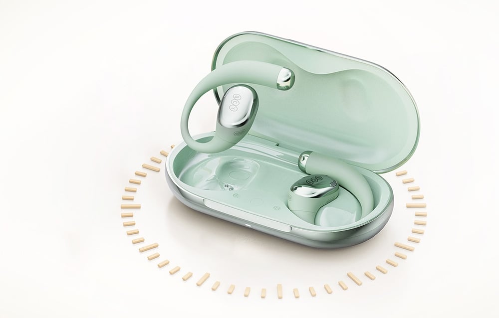 Otwarte miętowe etui ładujące ze słuchawkami bezprzewodowymi w kolorze miętowym, otoczone dekoracyjnym okręgiem z beżowych kresek.