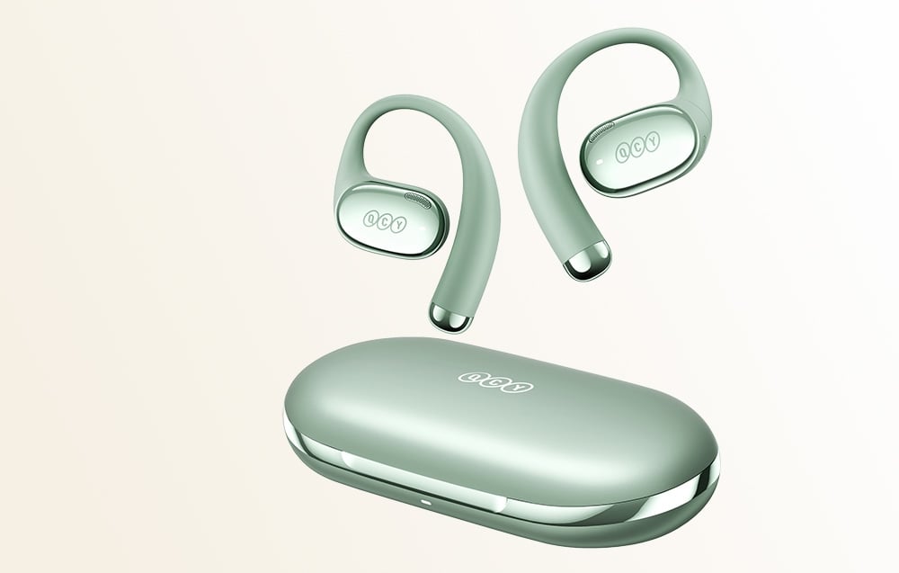 Zielone bezprzewodowe słuchawki z haczykami nauszymi unoszące się nad pasującym owalnym etui ładującym na jasnym tle.