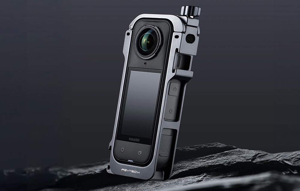 Kamera insta360 w obudowie PGYTECH leży oparta o kamień.