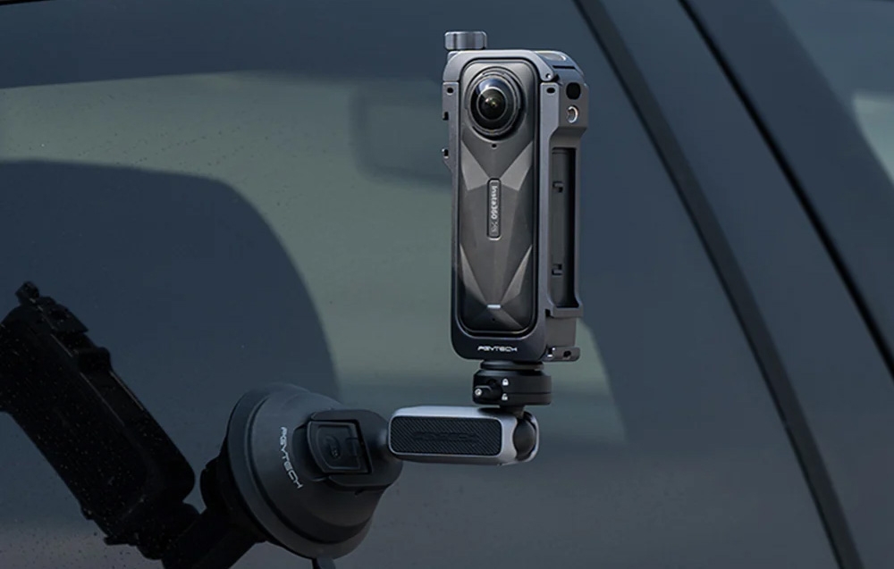 Kamera insta360 w obudowie PGYTECH przymocowana do szyby samochodu za pomocą specjalnego mocowania.