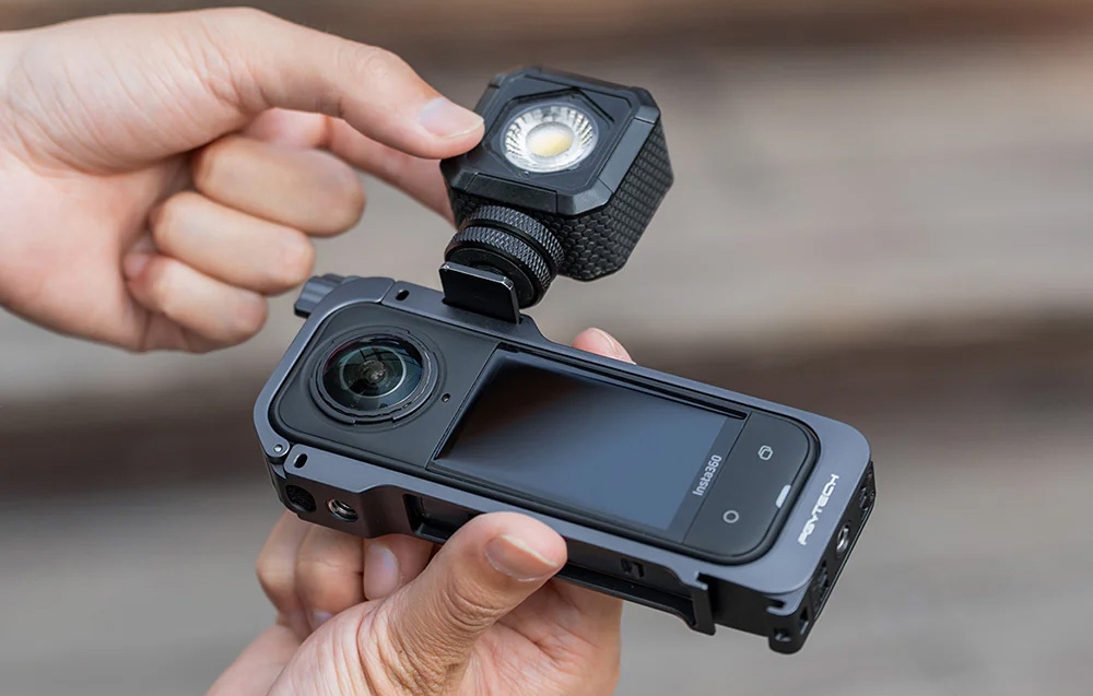 Mężczyzna montuje oświetlenie do kamery insta360 w obudowie.