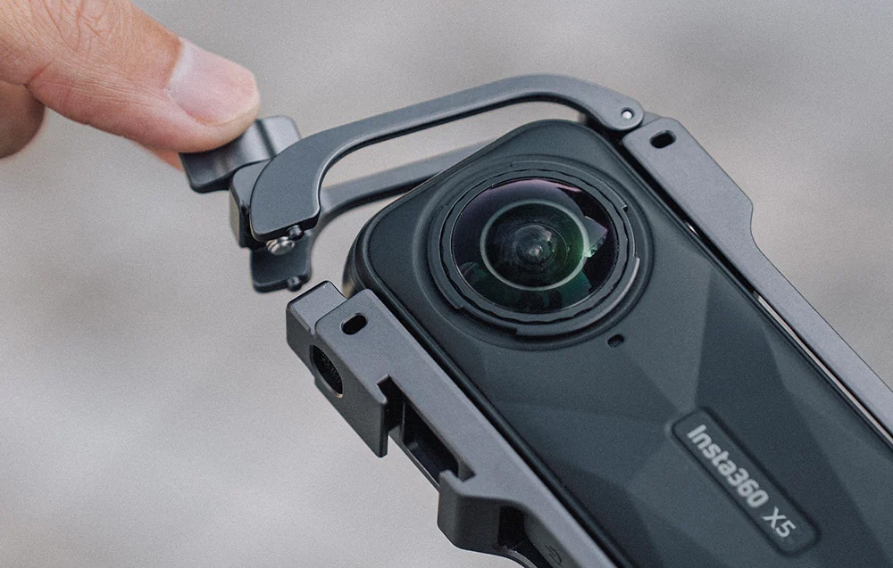 Mężczyzna zdejmuje z kamery insta360 X5 obudowę.