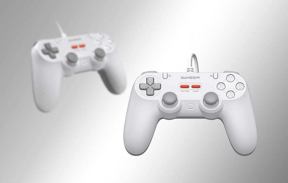 Dwa białe kontrolery GameSir unoszące się na jasnym tle, jeden ostry na pierwszym planie, drugi rozmyty z tyłu.