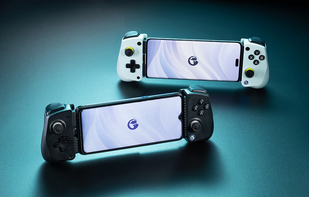 Dwa kontrolery GameSir z zamontowanymi smartfonami, biały i czarny model, ustawione na niebieskiej powierzchni.