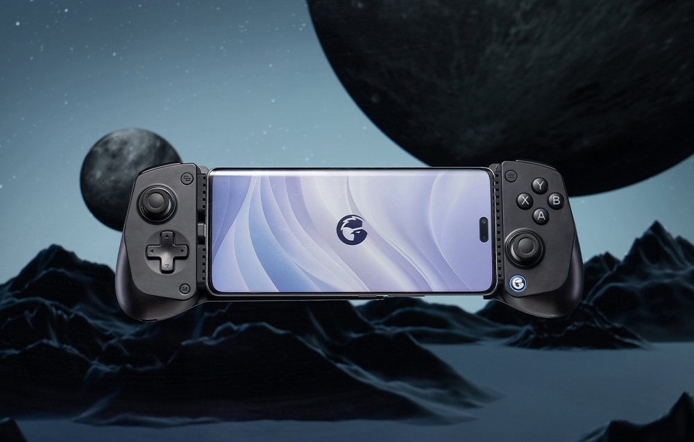 Czarny kontroler GameSir z zamontowanym smartfonem na tle krajobrazu z planetami.