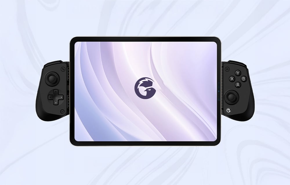Tablet z logo GameSir zamocowany w czarnym kontrolerze, ukazany na jasnym tle.